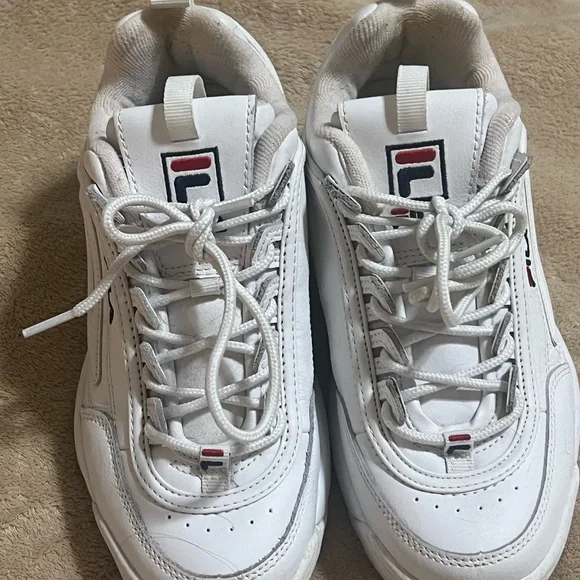 Women’s Size 8 FILA shoe - Picture 3 of 5